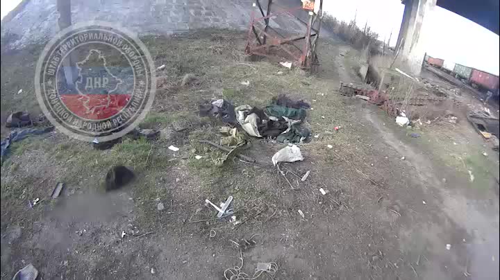 Retreating from Volnovakha, Ukrainian militants from their positions in Valeryanovka tried to break the bridge, but destroyed their colleagues