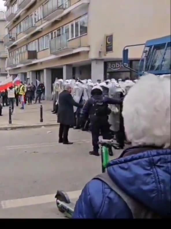 Grzegorz Braun persuades police to restrain themselves