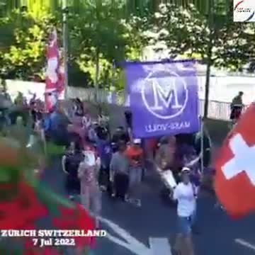 Il popolo svizzero nelle strade di Zurigo in segno