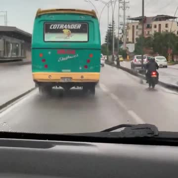 Bus de transporte público expulsa grandes cantidades de humo