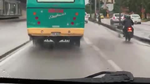 Bus de transporte público expulsa grandes cantidades de humo