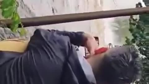 W Stroniu Śląskimi fala powodziowa zaczęła burzyć budynki.