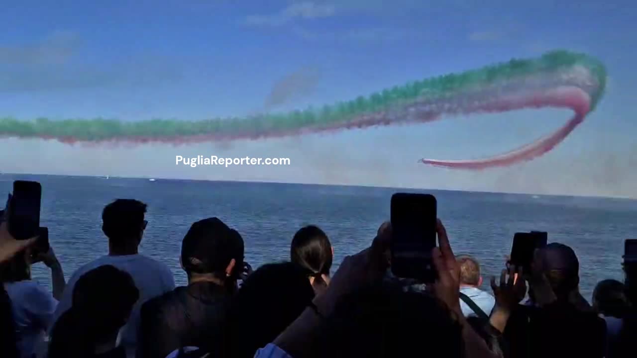 Frecce Tricolore a Trani - 12 maggio 2024 - volo acrobatico bandiera italiana