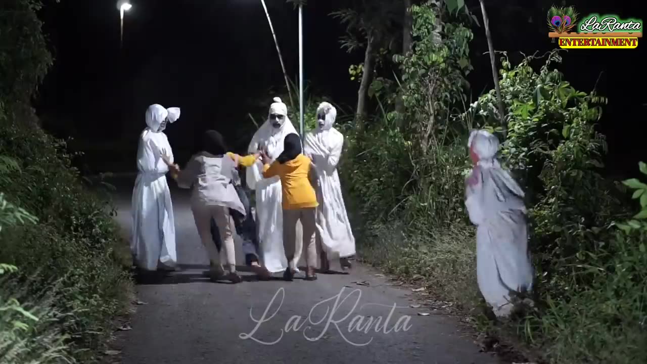 Prank_Pocong_Massal_Fresh_Edition____Prank_Terbaru_Bikin_Ngakak____Surrounded_by_Ghost(720p)