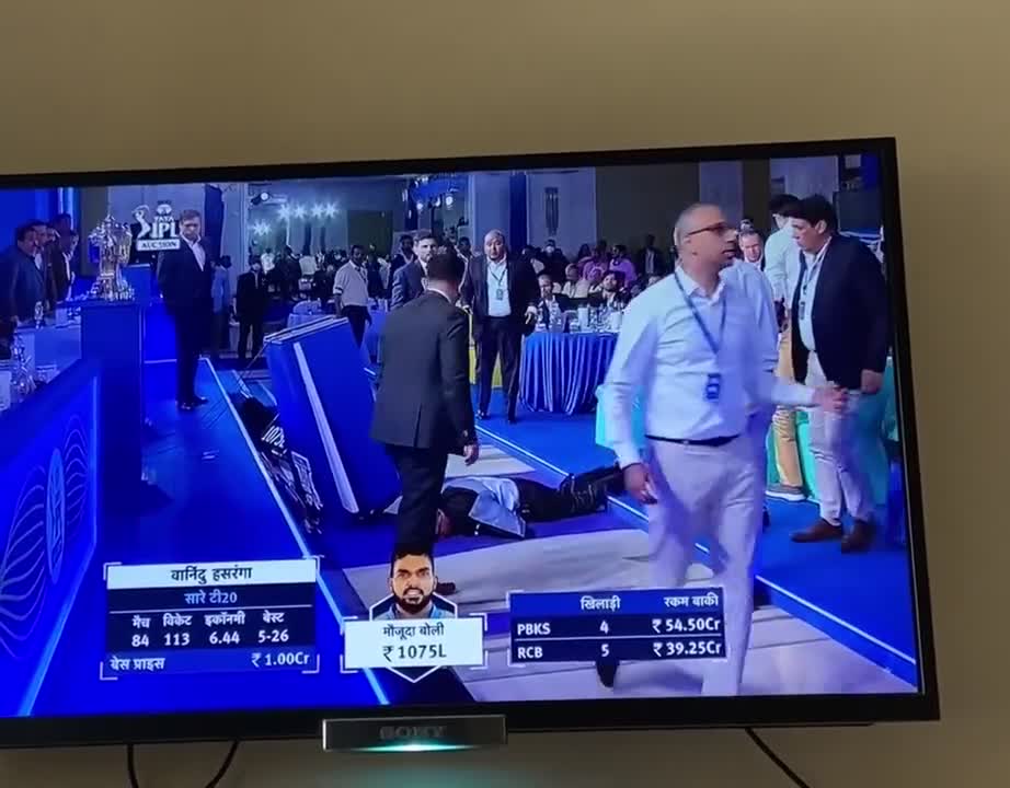 IPL 2022 Auctioneer Hugh Edmeades Collapsing Mid-Event