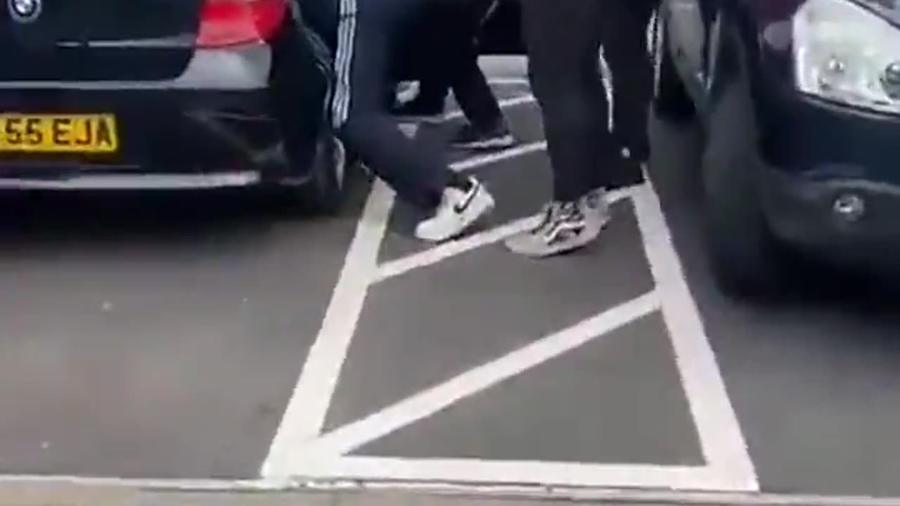 Bystanders foil supermarket shoplifting raid