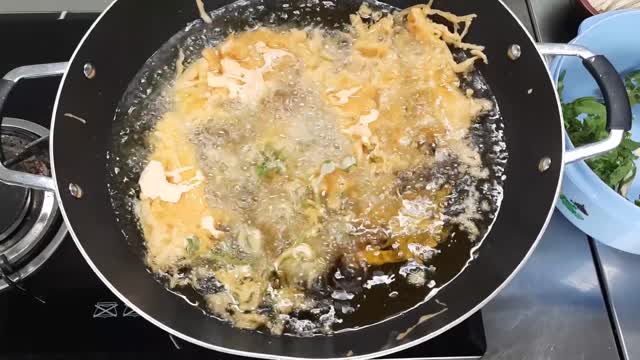 Chef Cooks Fried Veggies While Only Using Hands