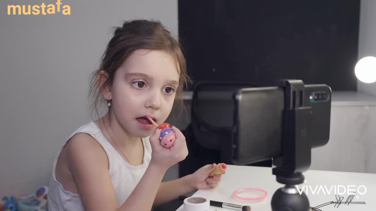 Little girl putting on makeup 💚🥰🥰