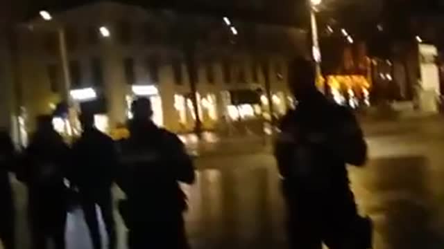 MAX EN MEER STRIJDERS WORDEN STAANDE GEHOUDEN BINNENHOF