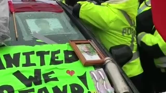 These policemen do not have shame to be several armed on one "white supremacist"