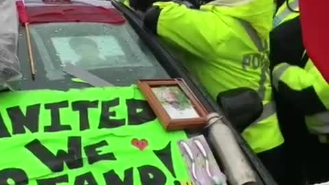 These policemen do not have shame to be several armed on one "white supremacist"