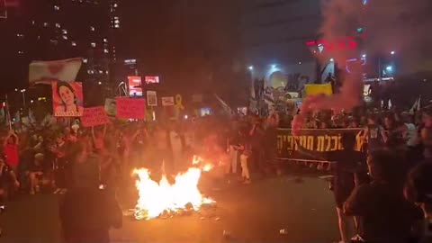 Israeli protesters set fires in Tel Aviv