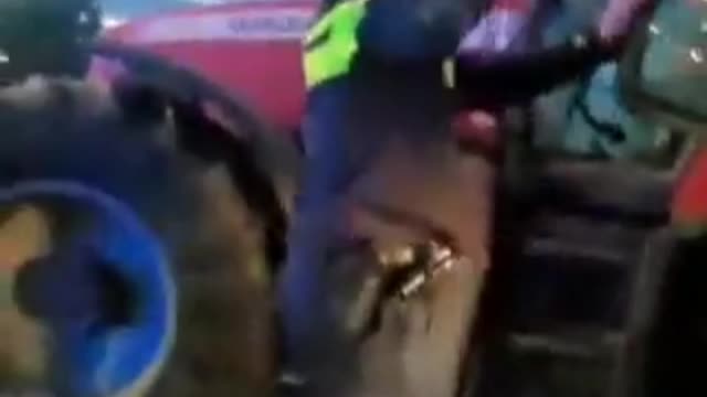 Netherlands: Dutch police pull gun on farmer, shoot at tractor (July 5, 2022)