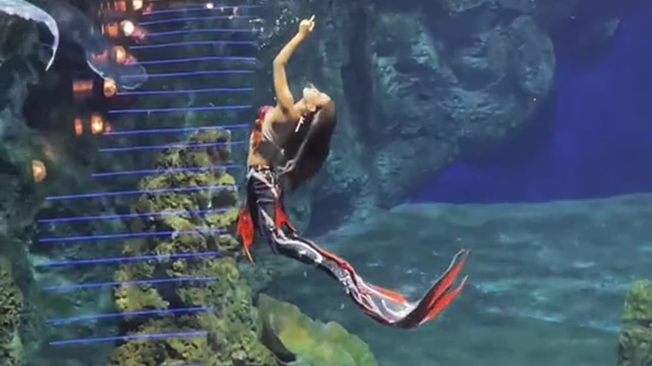 Wooow this girl underwater performance 🫶😳
