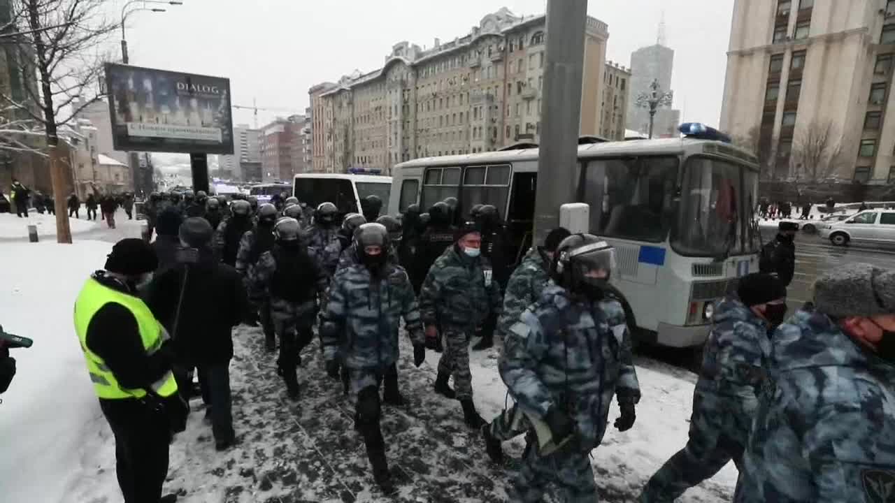 Protestas a favor de Navalni dejan por ahora más de mil detenciones en Rusia