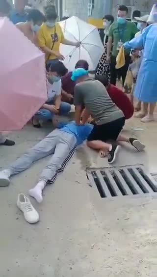 Estudiante de secundaria en Yangzhou, China, fue vacunado, se desmayó en el acto, y murió.