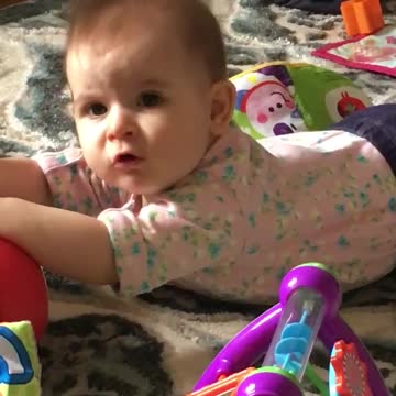 Papá le pregunta a su bebé si está enferma, ella le da una graciosa respuesta