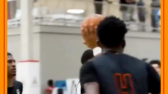 Jogador de basquete sem um braço
