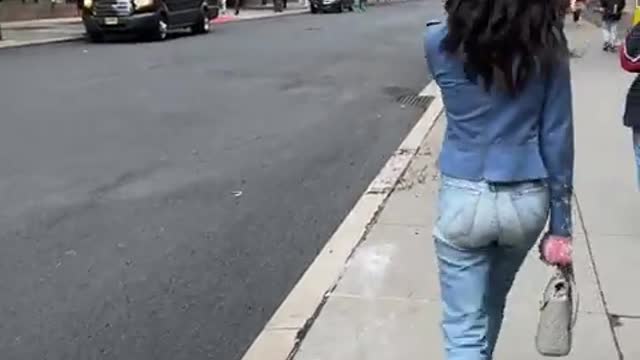 She wasn’t expecting THAT in Times Square ! 😳🤯