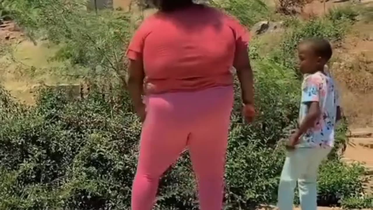 Auntie akisikia dancing inalipa poa🤣