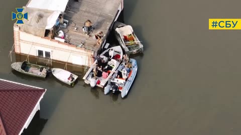 Ukrainians Evacuate People from Flooded Areas