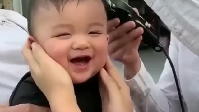 BABY’S HEARTWARMING REACTION TO HAIRCUT