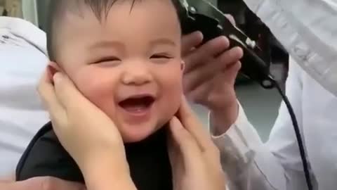 BABY’S HEARTWARMING REACTION TO HAIRCUT