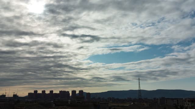 Stunning Rare Cloud Waves Ripple Up And Down Like Sea