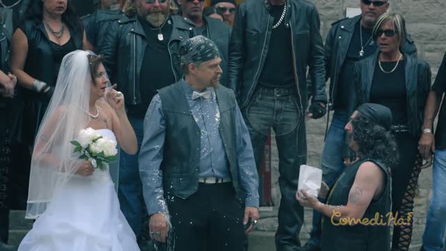 she has NO CLUE what hes telling her LOL ComediHa_