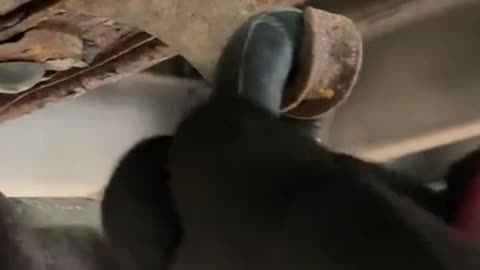 The lifting lug of the exhaust pipe fixing rubber ring is broken.
