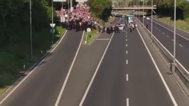 Sloveni manifestano con coraggio contro l'illecito