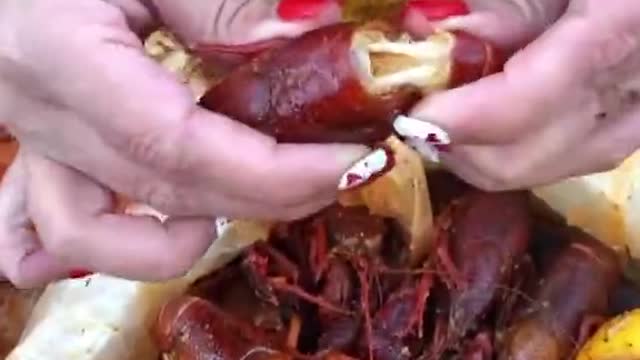 How to peel the perfect crawfish