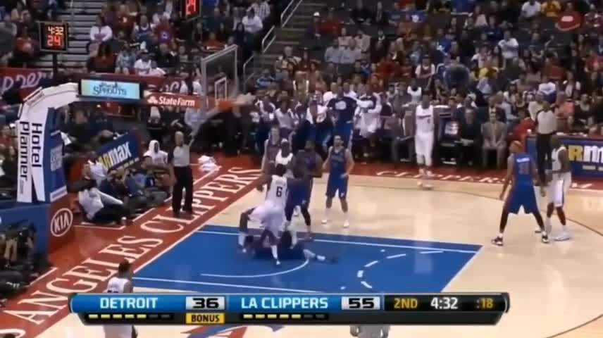 The classic scene of violent dunk