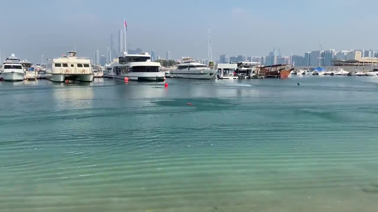 In Abu Dhabi, RC Boats Compete Traxxas M41 Spartan Mono Pro Boat