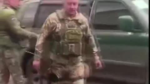 ΟΥΚΡΑΝΟΙ ΣΤΡΑΤΙΩΤΕΣ ΠΛΑΚΩΝΟΝΤΑΙ ΜΕΤΑΞΥ ΤΟΥΣ