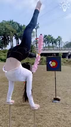 She hits a balloon with her feet while in a handstand 🏹