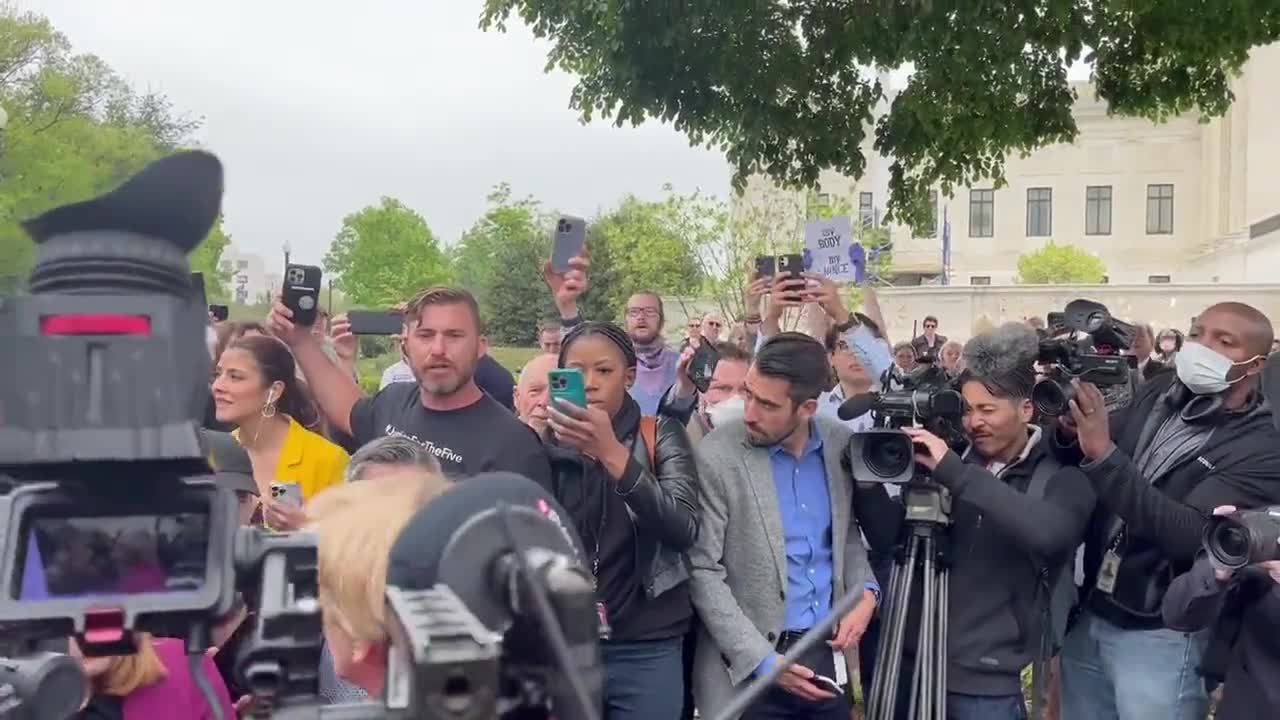 Elizabeth Warren Heckled by Pro-Lifers at Supreme Court (VIDEO)