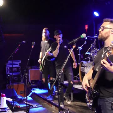 Avenue 55 sings Maroon 5 – Harder to Breathe at Maloney's