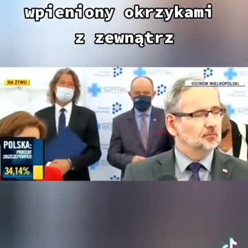 niedzielski wyraźnie wpieniony okrzykami z zewnątrz
