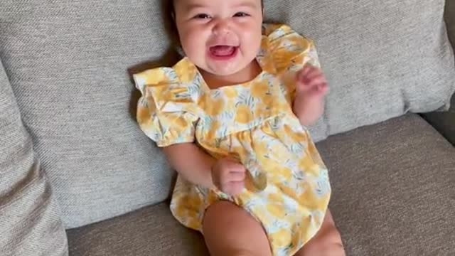Muéstrale la chichi a tu bebé lactante y mira cómo reacciona