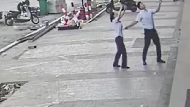 The girl fell from the 6th floor, enthusiastic people took action to save life