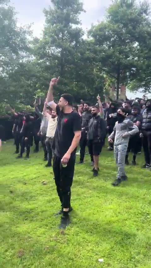 British police stand by and do nothing whilst the MDL carry knives and hammers.