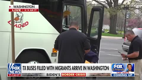 Buses of migrants begin arriving in DC