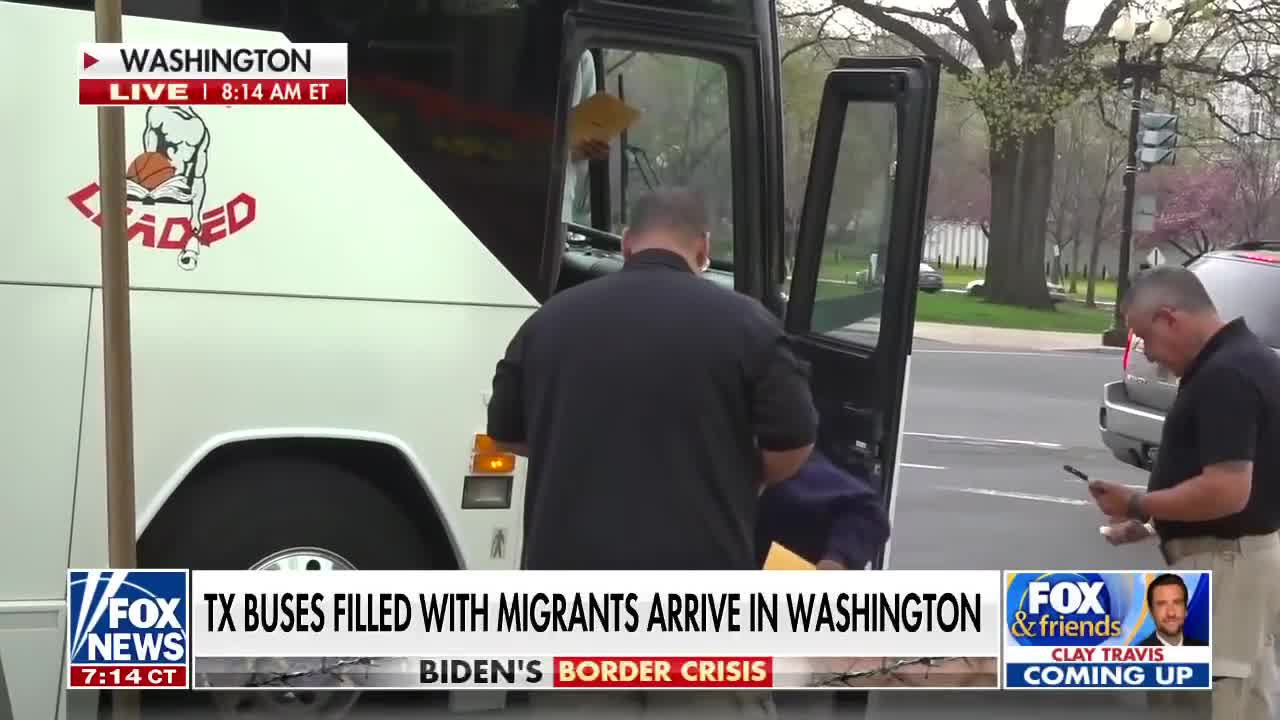 Buses of migrants begin arriving in DC