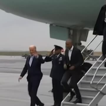 What do you notice about this video of Joe Biden and Barack Obama “landing” in NYC?