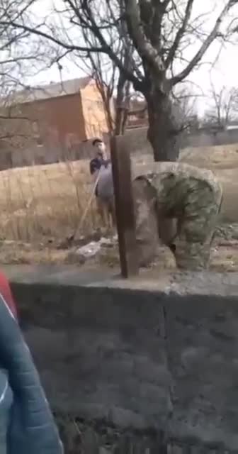 то вы творите? Тут дети! - украинцы гонят ВСУшников,