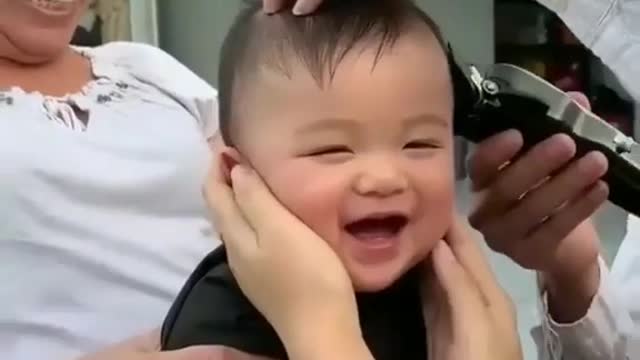 ADORABLE BABY’S HEARTWARMING REACTION TO HAIRCUT scene