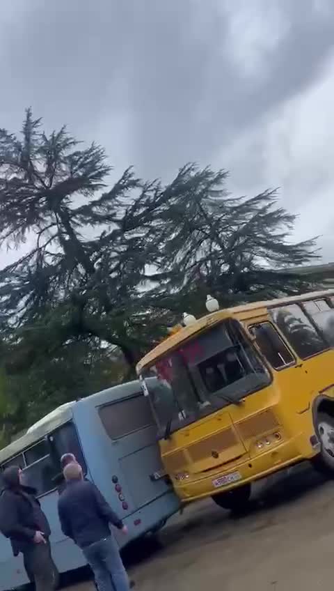 В Абхазии комплекс правительственных зданий оцеплен школьными автобусами