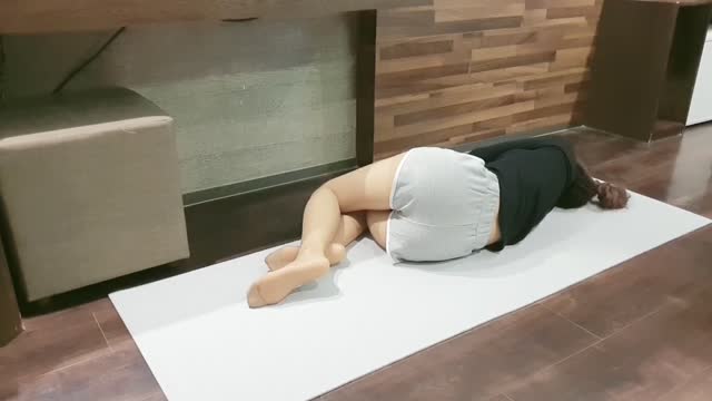 Lazy fitness, back stretching soothes the legs and relieves muscle soreness