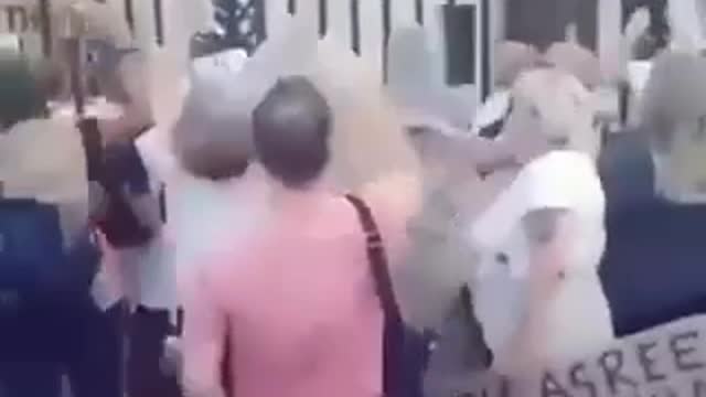 Crowd chants pedophiles at Buckingham Palace.